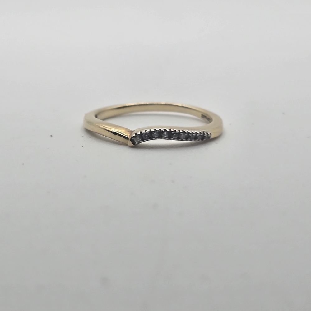 7.5 14k Gold and Diamond Women's Ring - Picture 4 of 9